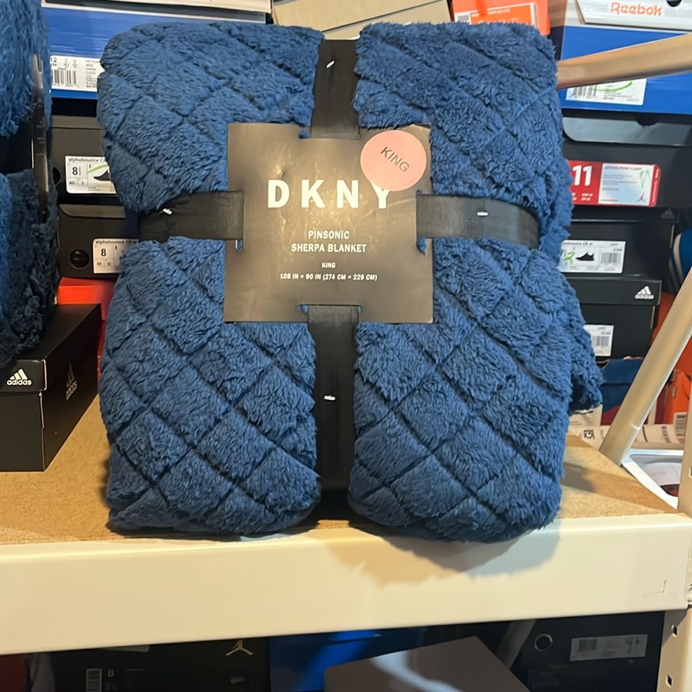 DKNY Pinsonic Sherpa King Blanket blue 108”x90” polyester new